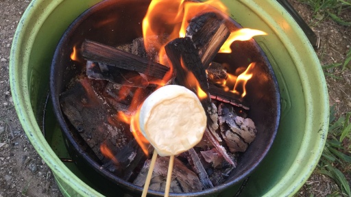 焚き火でチーズを温める