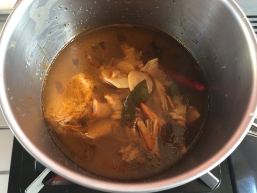 トムヤムクンスープを鍋で温める