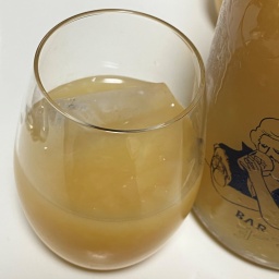 楯の川酒造の日本酒リキュール（BARヨー子）の色