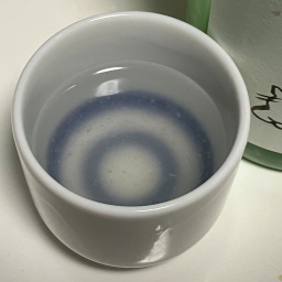 萩の鶴「さくら猫ラベル」の色
