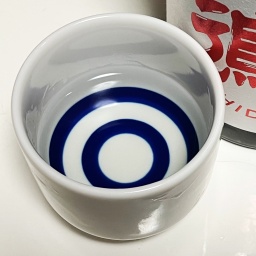 飛良泉銘醸の日本酒「飛囀（ひてん）鵆（ちどり）-CHIDORI（貴醸酒）」の色