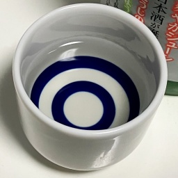 上善水如とドンキ・ホーテのコラボ日本酒の色